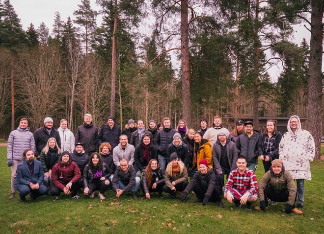 Yhteiskuva fraktiolaisista syksyisessä mökkimaisemassa