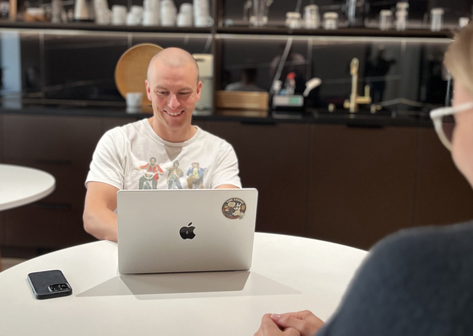 Joonas Pajunen miettii agenttipohjaista kehitystä pöydän ääressä