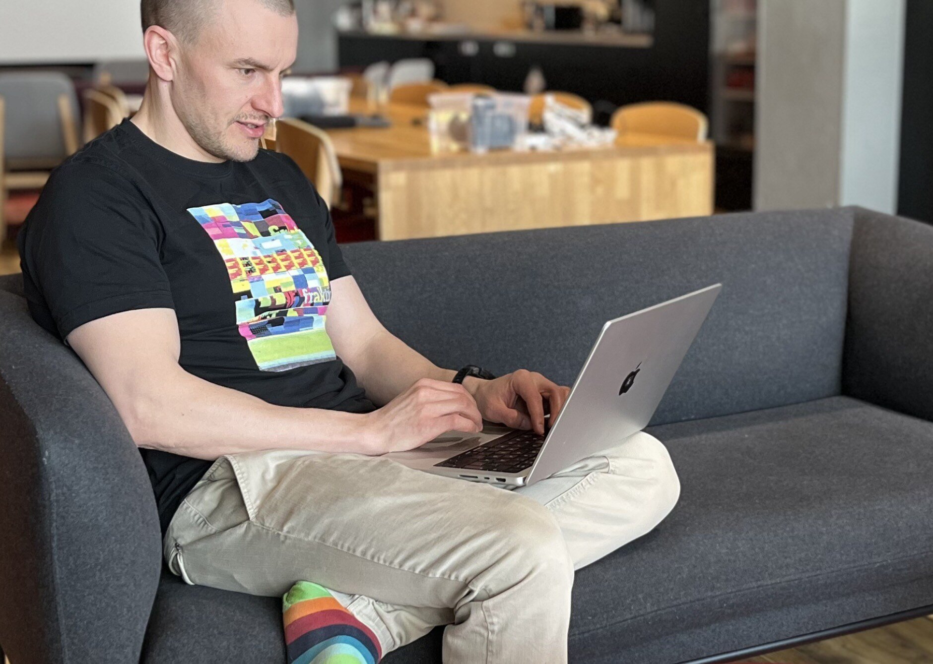 Joonas Pajunen pohtii tekoälyasioita tietokone sylissö