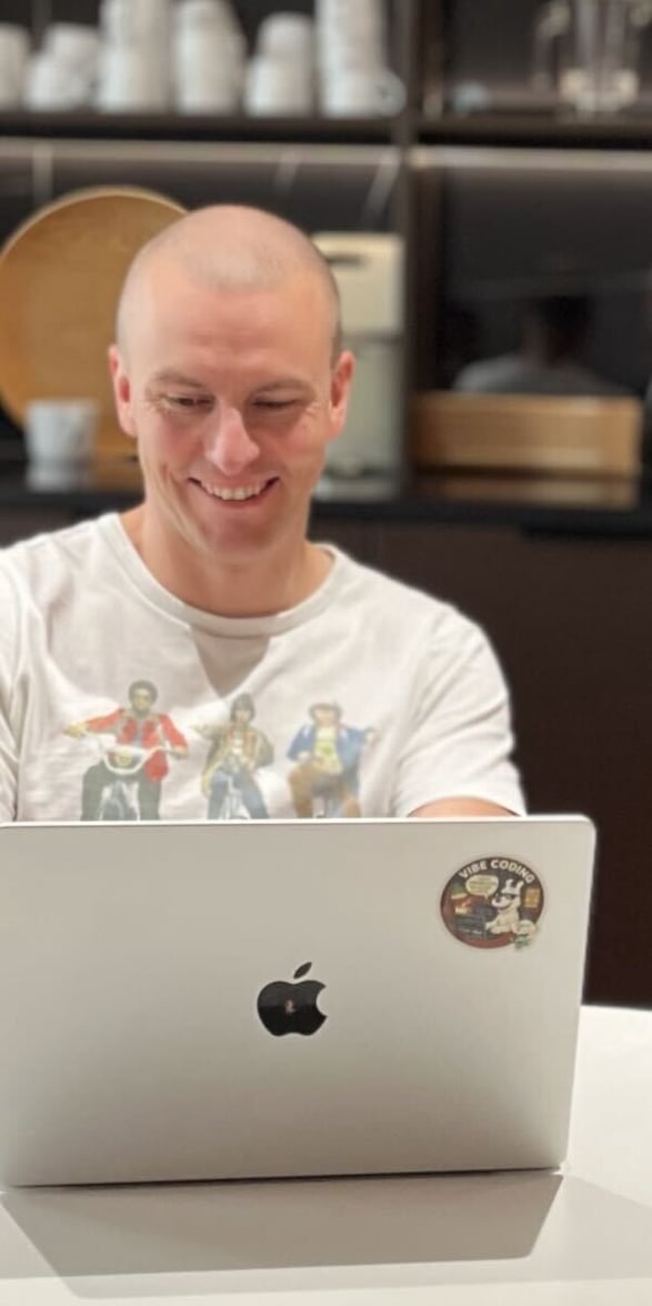 Joonas Pajunen miettii agenttipohjaista kehitystä pöydän ääressä