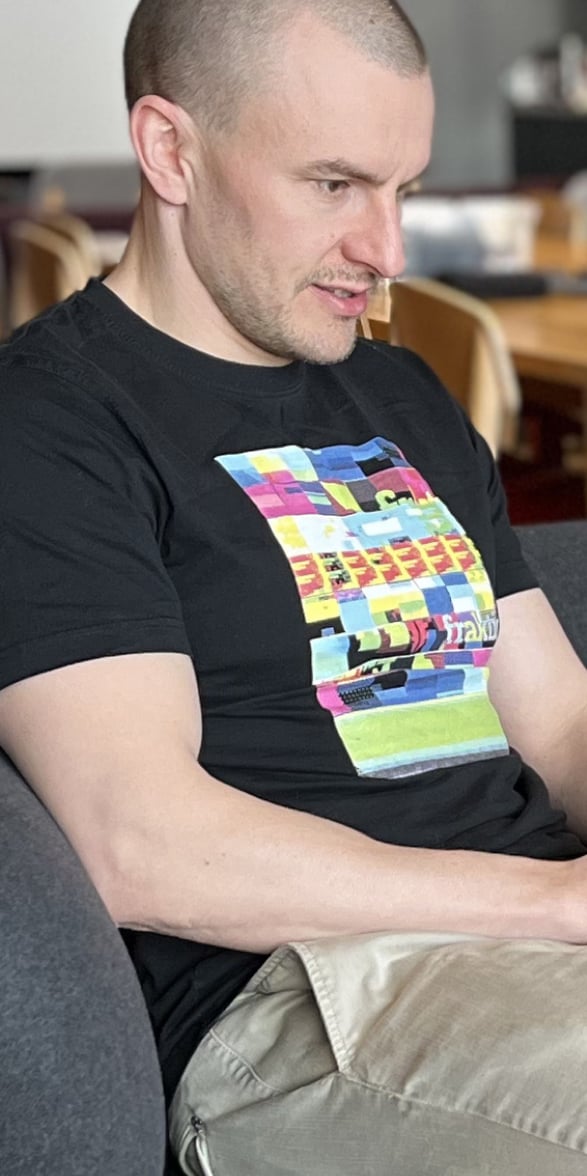 Joonas Pajunen pohtii tekoälyä tietokone sylissä