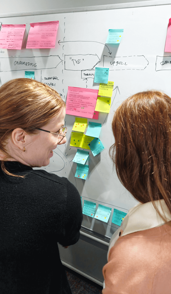 Työpajassa post-it-lappuja