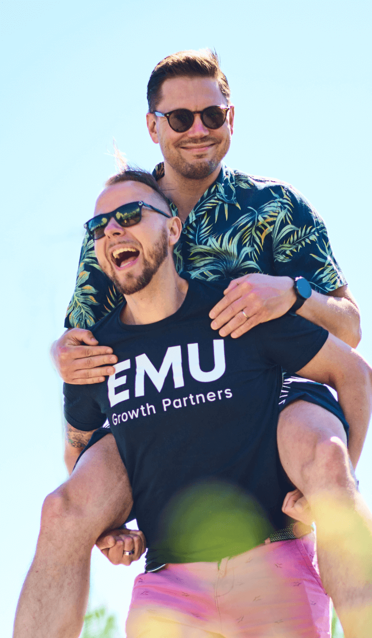 EMUlaiset reppuselässä sinistä taivasta vasten.