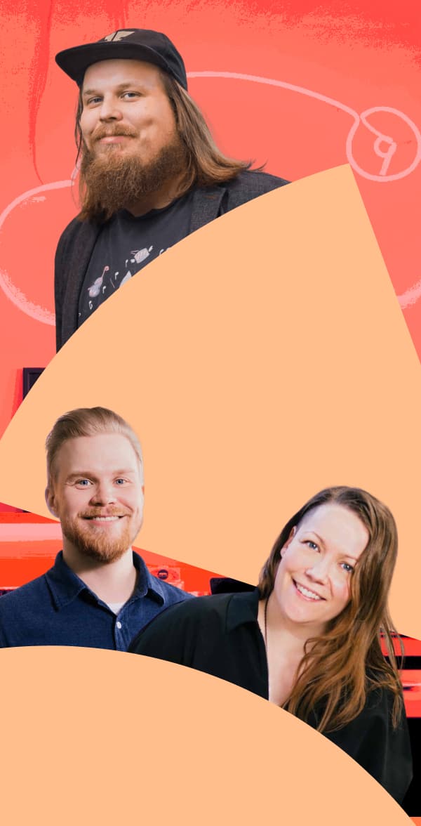 olme fraktiolaista poseeraa oranssin taustan edessä