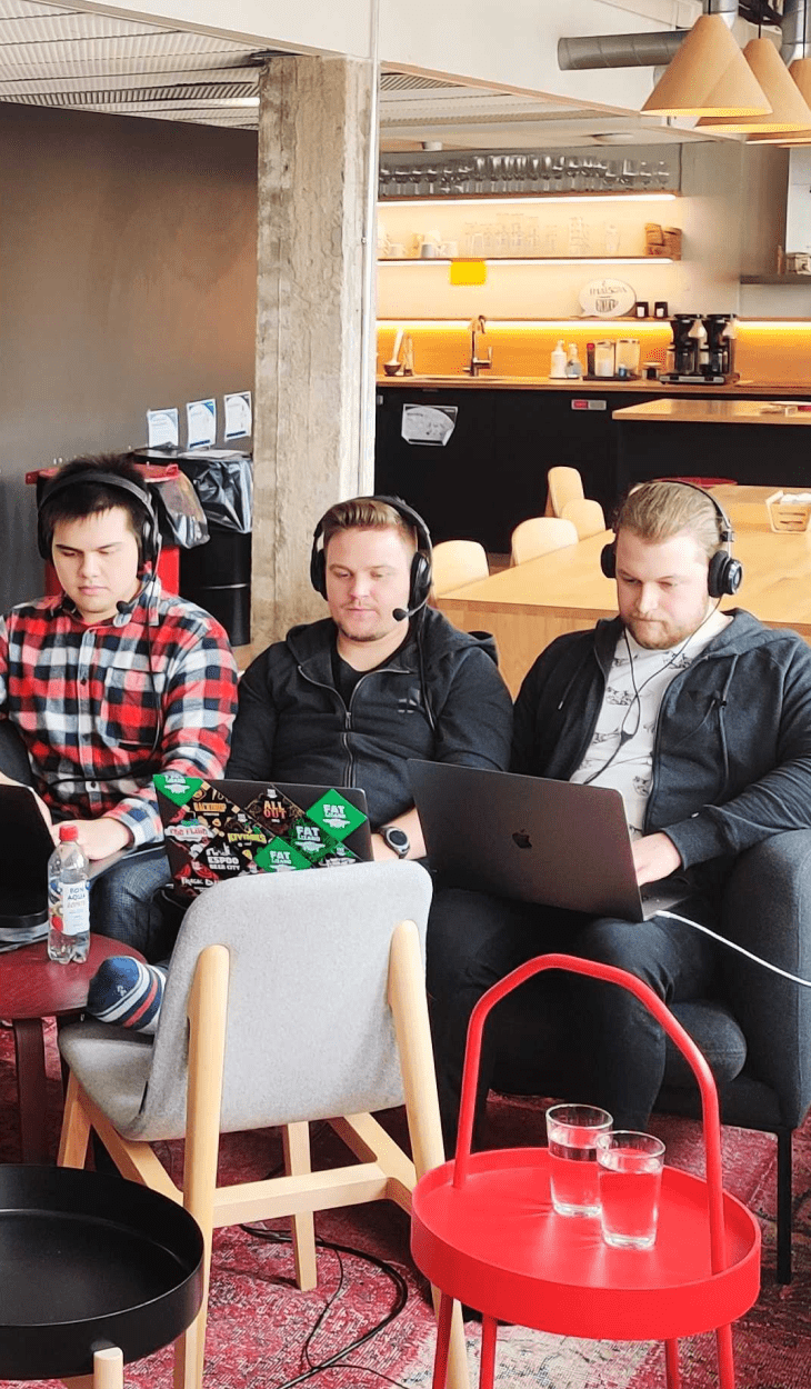Koodaajat livekoodaa sohvalla
