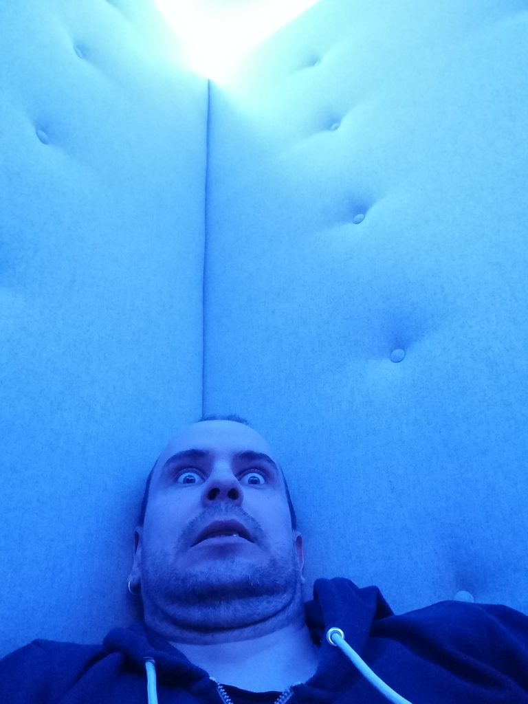 Pekkis istuu pehmustetussa huoneessa