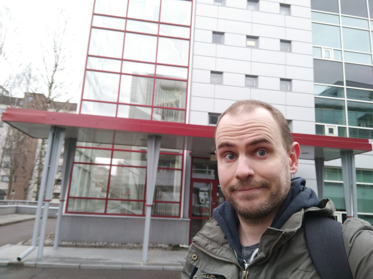 Pekkis-selfie Lauttasaaren konttorin ovella