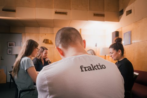 Miehen selässä lukee fraktio, naisia kauempana