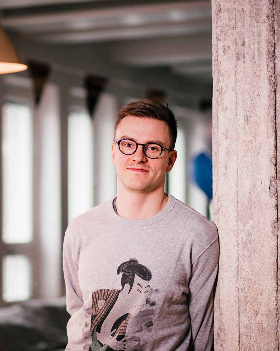 Joonas, the CEO of Fraktio,  leaning against the wall in the office