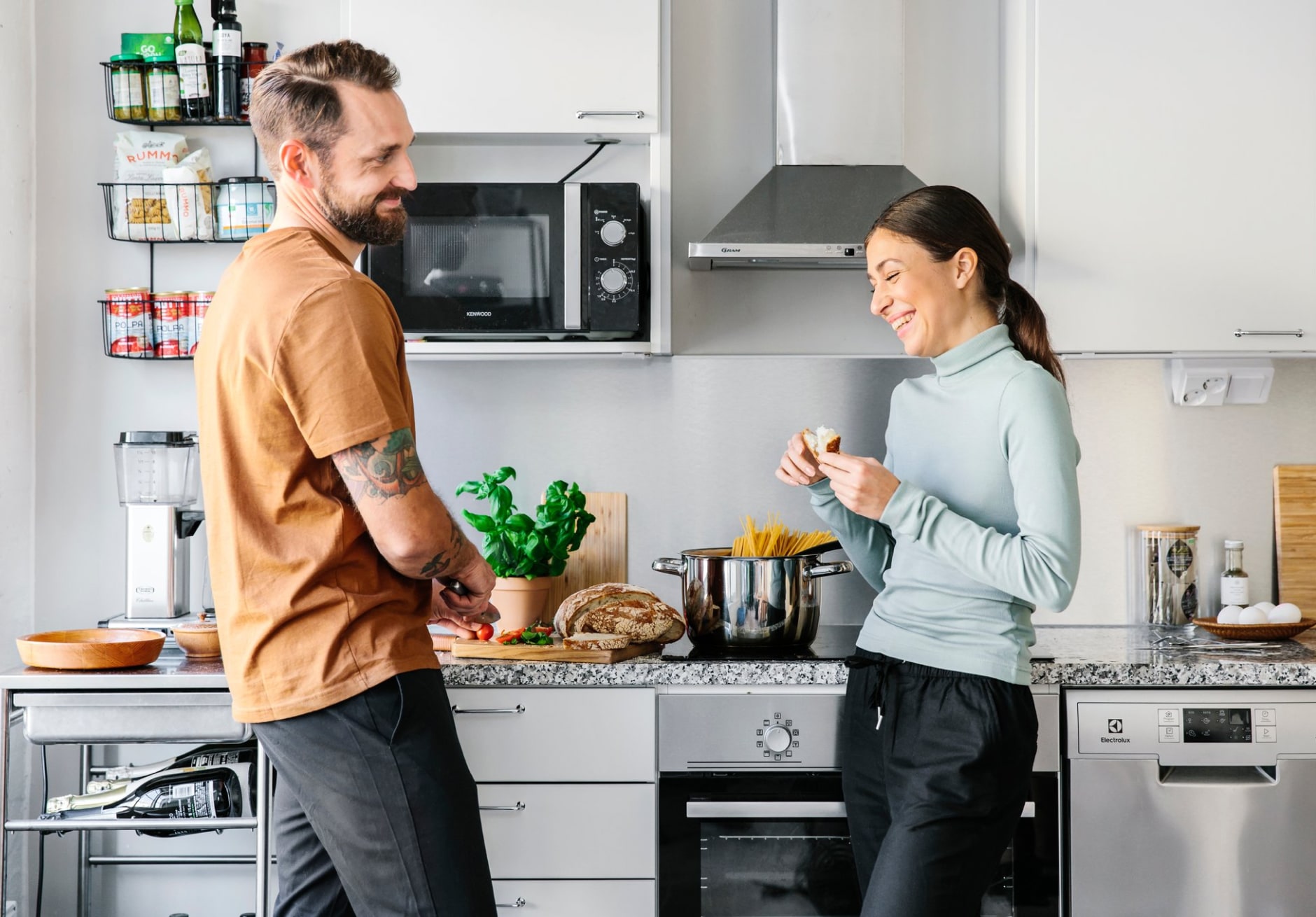 Mies ja nainen kokkaavat Juli Livingin vuokra-asunnossa.