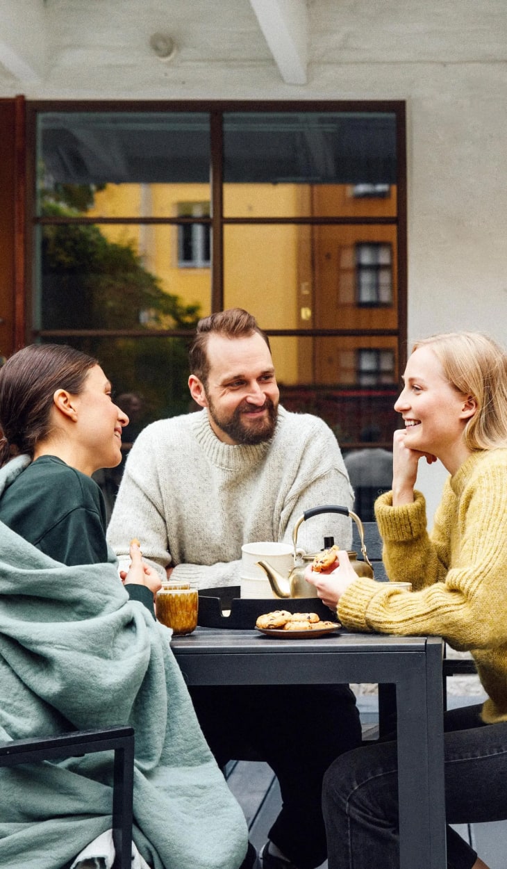 Ihmiset istumassa kahvilla terassilla.