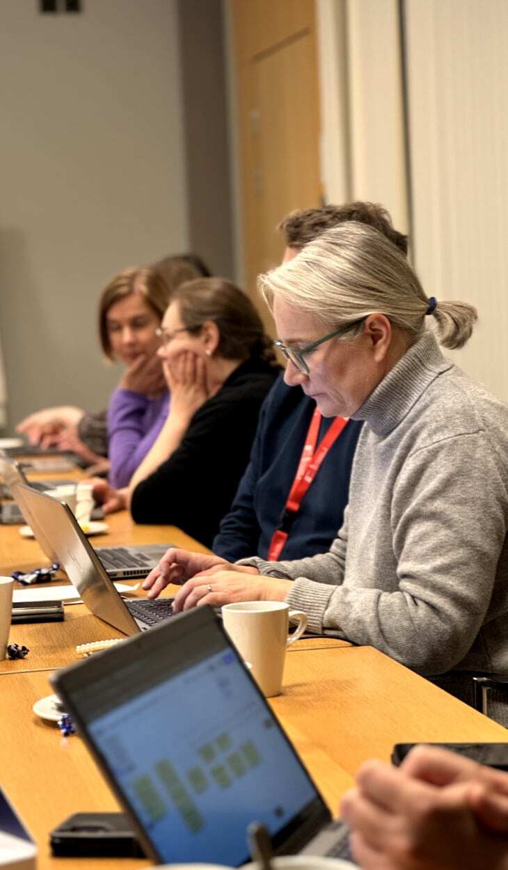 Museoviraston henkilöstöä työpajoissa