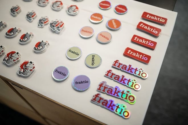 Erilaisia fraktio-tarroja esillä pöydän päällä.