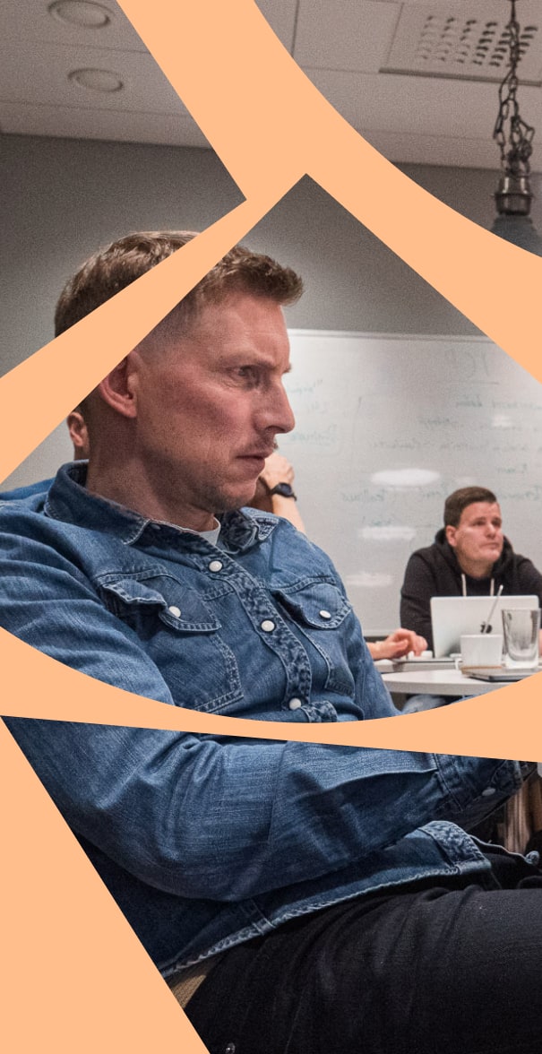 Antti työskentelee pöydän ääressä